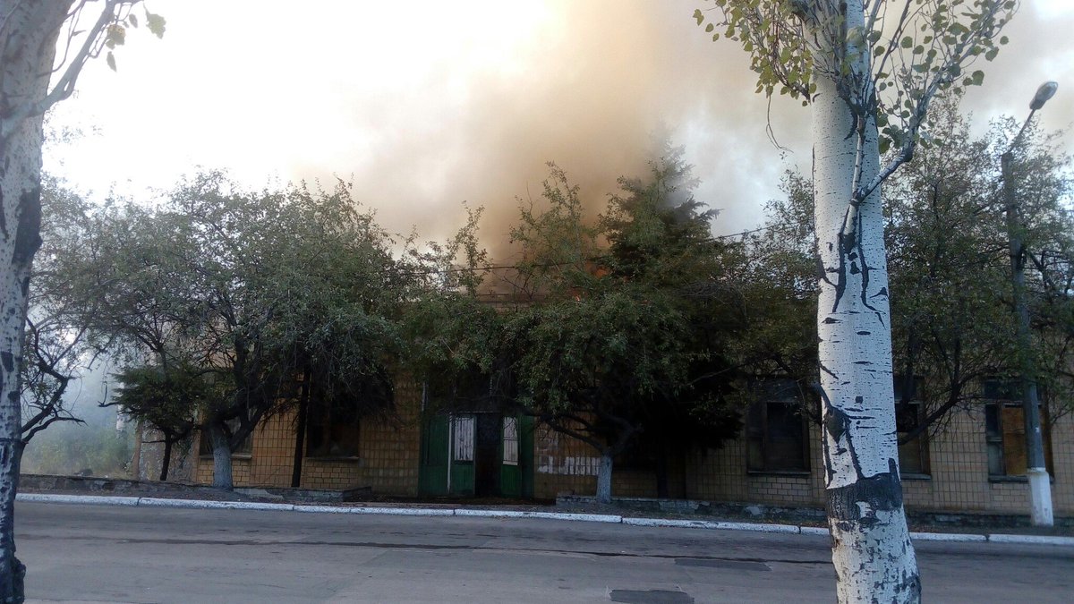 В оккупированном Донецке полыхал сильный пожар: в соцсетях показали кадры из Петровского района, стало известно, что именно загорелось