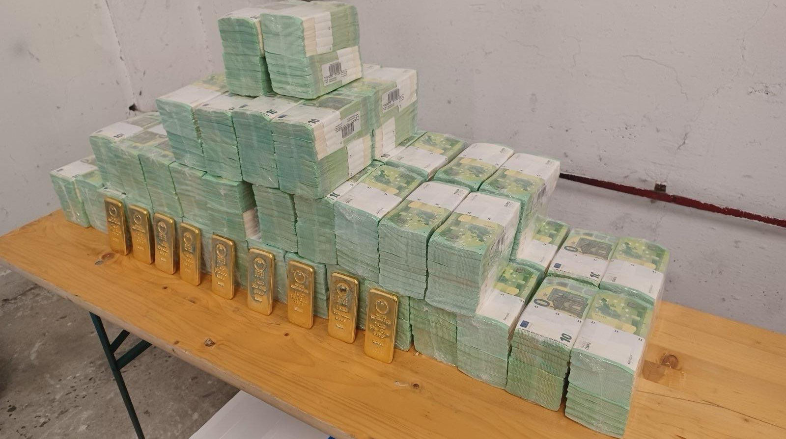В Венгрии снова вспомнили про задержанный "золотой конвой" Ощадбанка