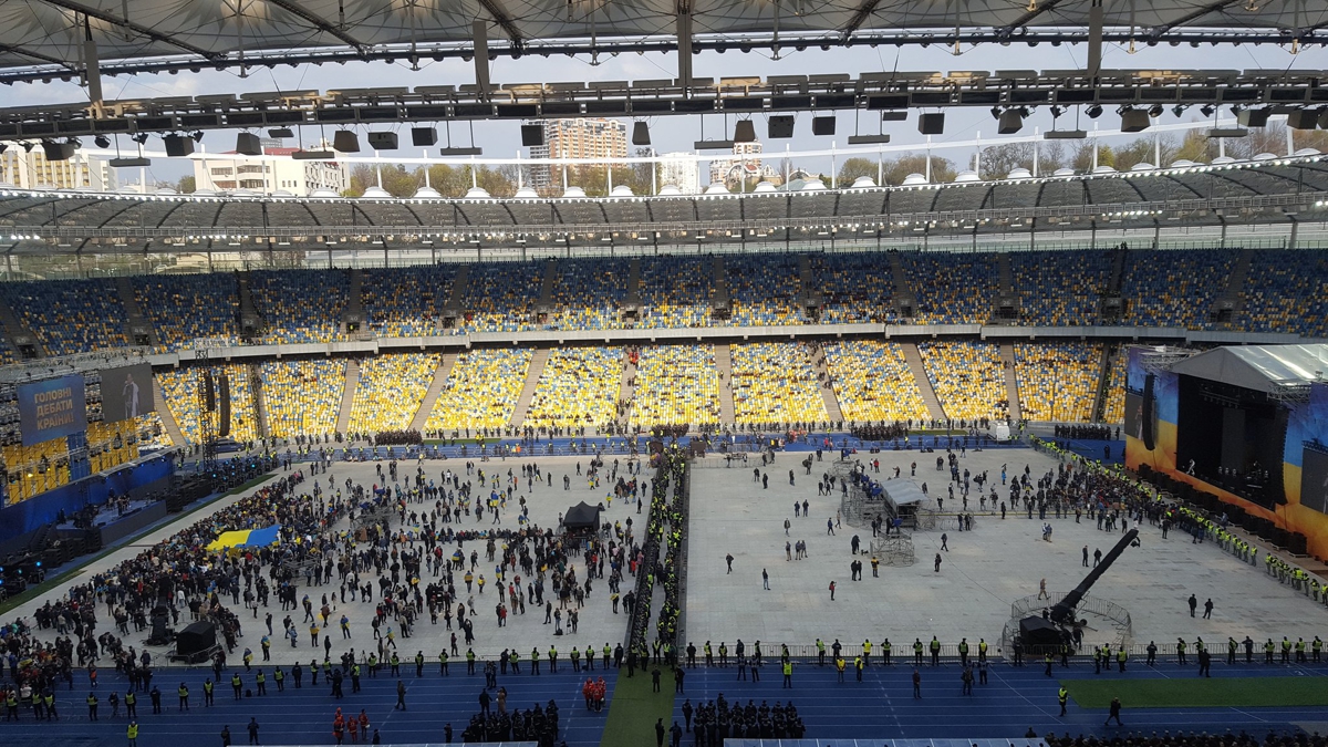 ​"Олимпийский" бурлит в ожидании главных дебатов Украины, стартовал концерт - впечатляющие кадры