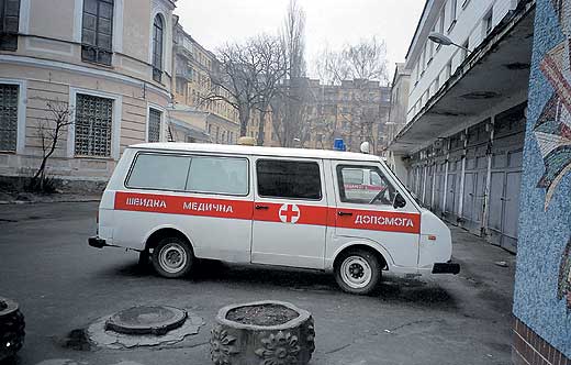 Из-за несчастной любви девушка выпрыгнула из окна в Киеве