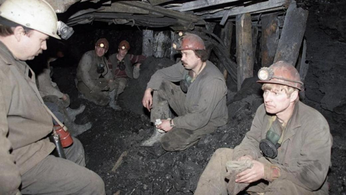 Итоги забастовок в Зоринске: "ЛНР" увольняет шахтеров и закрывает шахту, поселок под угрозой вымирания