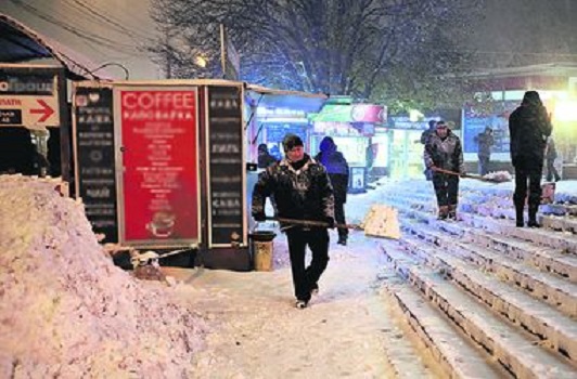 Снежный коллапс в столице: городские службы высыпали на улицы Киева 180 тонн соли и частично перекрыли движение транспорта