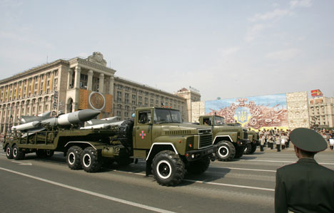 Завтра утром вторая часть боевой техники с киевского парада отправится на Донбасс