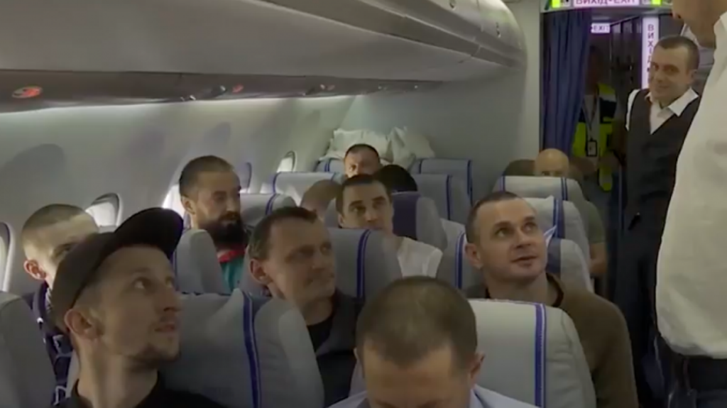Как Сенцов, Сущенко и моряки летели домой в Киев: уникальное видео с борта самолета потрясло Сеть