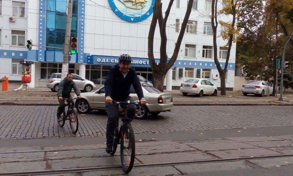Первое голосование Саакашвили в Украине: к участку политик приехал на велосипеде