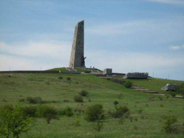 На Саур-Могиле окончательно разрушен памятник боям на Миус фронте