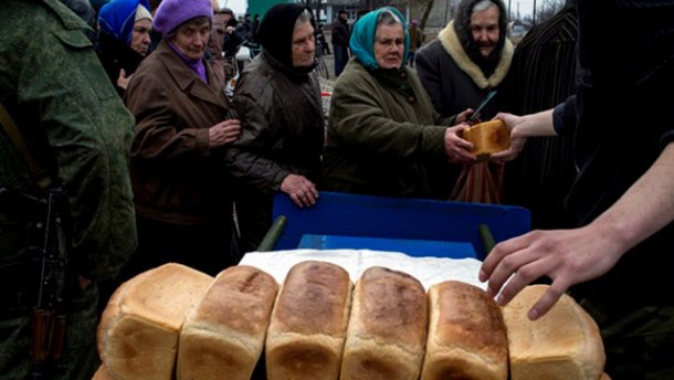 В Донецке раздают бесплатный хлеб
