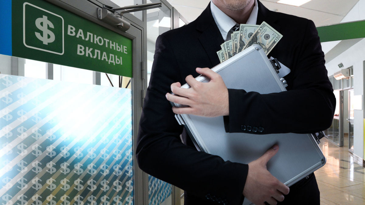 Банкиры в РФ бьют тревогу: россияне массово забирают свои вложения из банков