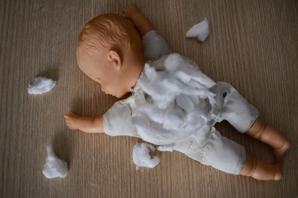 В семье и не догадывались: жительница Александрии хранила тела новорожденных близнецов в морозилке - кадры