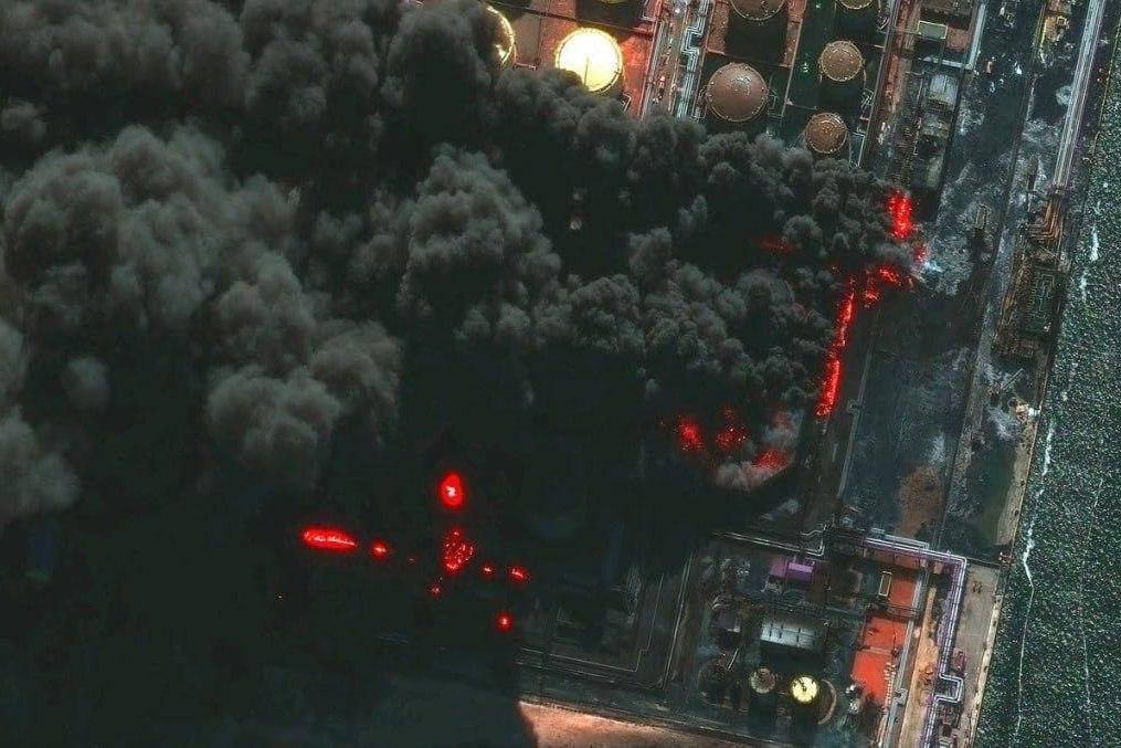 Пожар в Усть-Луге усиливается: “Новатэк” потерял еще 2 крупных резервуара с топливом