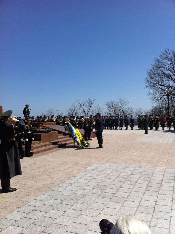 Порошенко возложил венок у памятника Неизвестному матросу в Одессе
