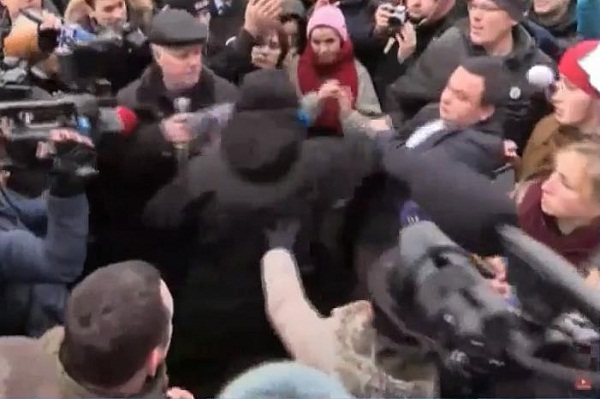 Аброськин призвал граждан опомниться: из-за убийства Ноздровской разъяренные активисты попытались избить главу Нацполиции Киевщины. Кадры