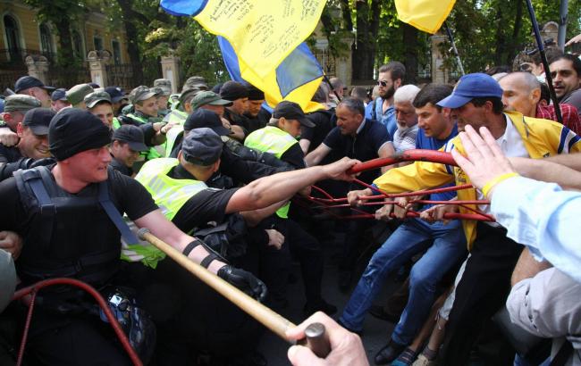 Появились кадры потасовки сторонников Саакашвили и полиции под зданием Администрации президента Украины