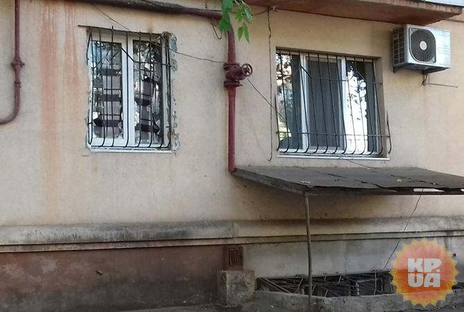 9 дней спустя после расстрела полицейских в Днепре: в квартире убийцы Пугачева никого нет, окно на кухне завешено пледом