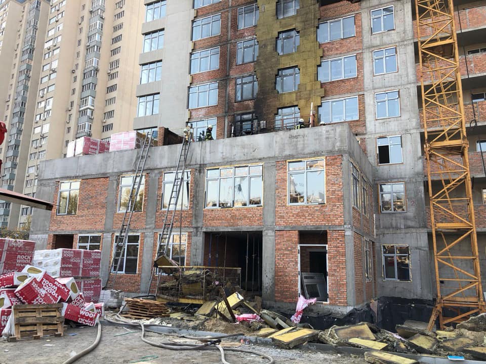 Тревога из-за пожара в Киеве: дым как от башен-близнецов