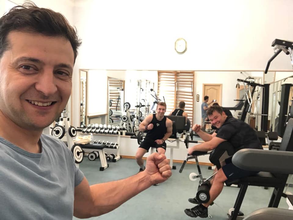 "Хоть гантели не украли", - Зеленский опубликовал фото тренировки с Богданом на Банковой  