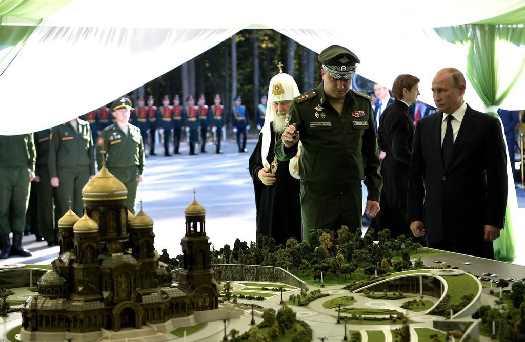 Россияне в ярости от щедрого подарка Путина для РПЦ: "Только ракеты и храмы в голове, России конец"