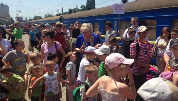 Луганская ОГА: поток беженцев уменьшился из-за страха попасть под обстрел