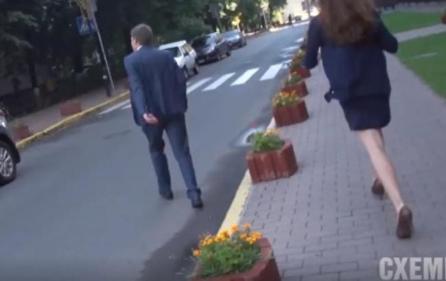 Новый видеохит взорвал Интернет: сотрудник ГПУ сыграл в прятки с журналисткой и убежал от нее в здание Генеральной прокуратуры Украины, опубликованы кадры