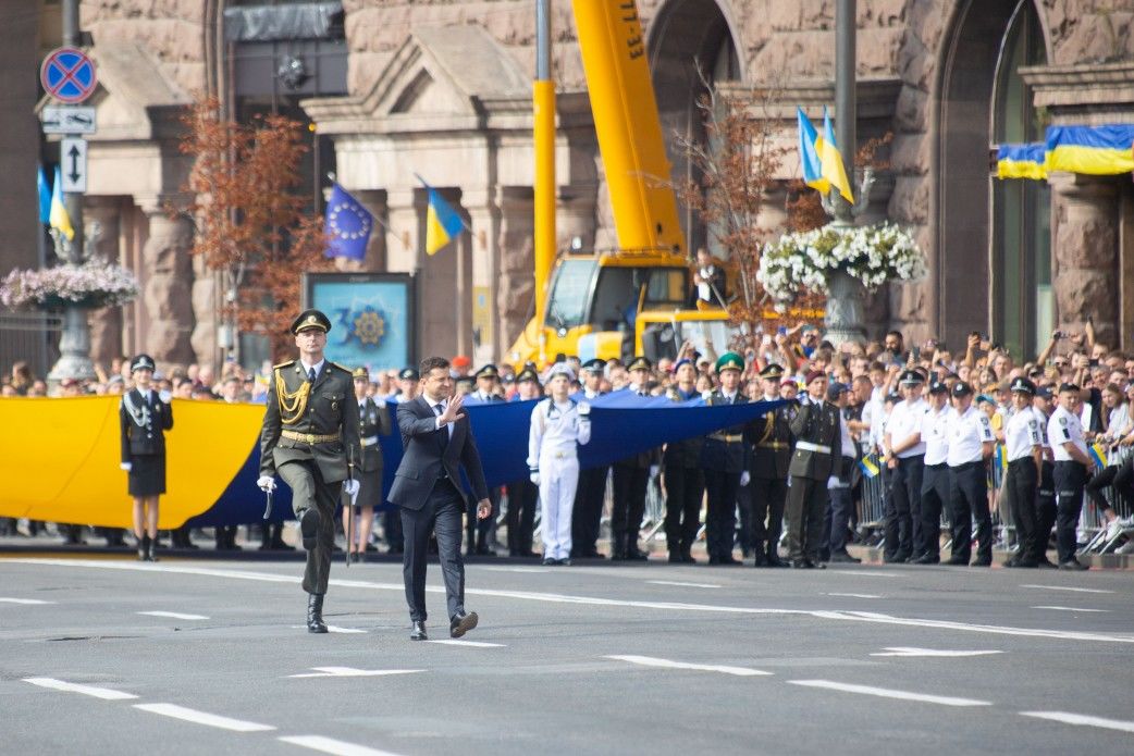 Зеленский в окружении мировых лидеров встречает парад в Киеве, а к Путину приехал только Рахмон