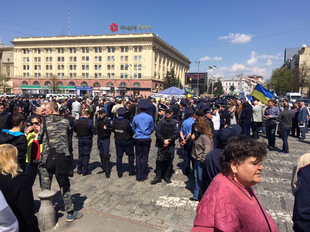 ​В центре Харькове на митинге КПУ начались стычки с проукраинскими активистами