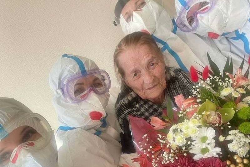 ​В Черновцах 100-летняя украинка победила COVID-19 в тяжелой форме - кадры выписки растрогали Сеть