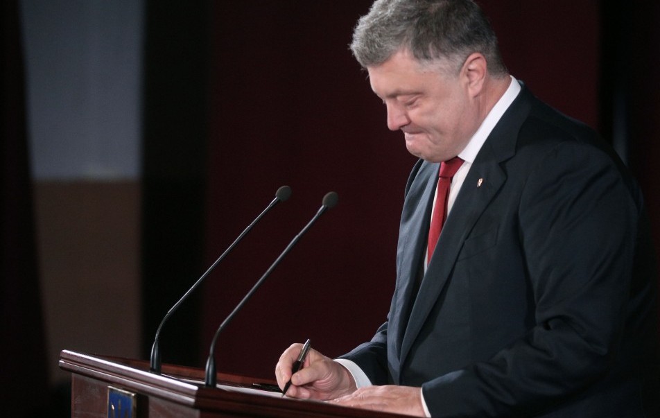 “Навсегда войдет в историю Украины”, - Порошенко подписал нашумевший закон о реинтеграции Донбасса - кадры