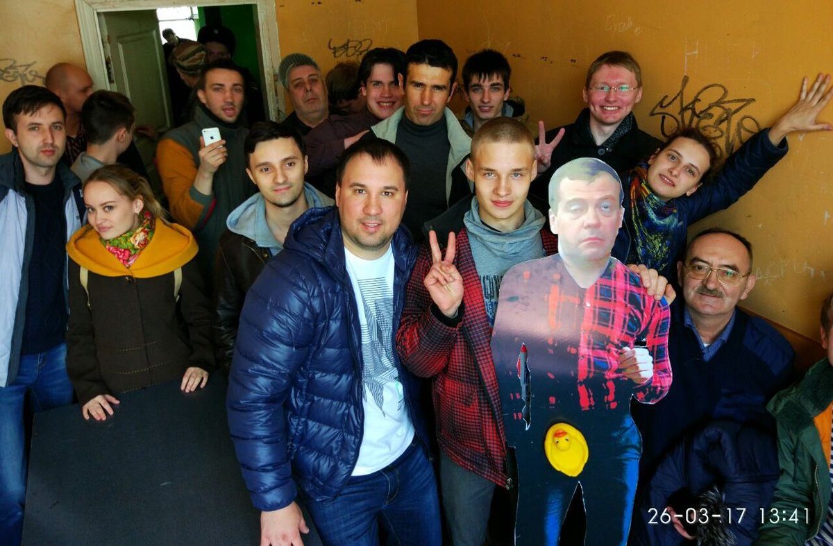 Фотофакт: полиция незаконно задержала 20 митингующих во Владивостоке, в участке оказался и Дмитрий Медведев, - Навальный