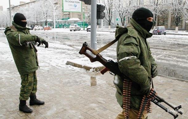 "Около тысячи кадровых военных России полностью контролируют все, что происходит в Луганске и области", - советник главы МВД Украины