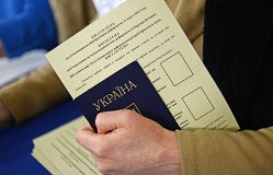 В украинский парламент могут попасть три политические силы, - опрос