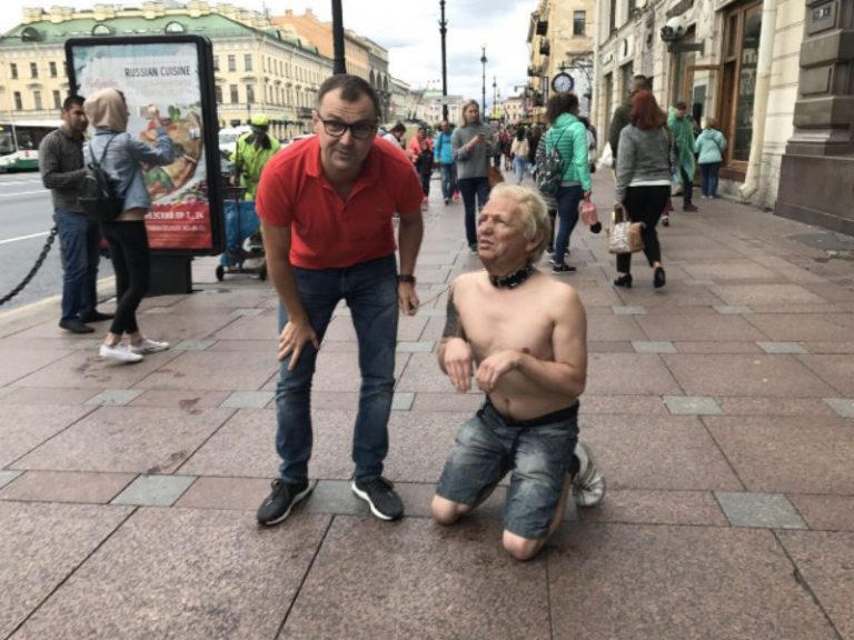Маразм крепчал: бывший мэр вывел в центр Петербурга "президента США" в ошейнике - кадры