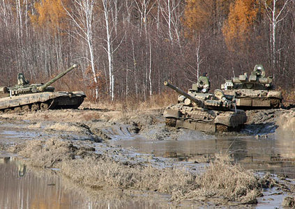На Донбассе неизвестные "обчистили" танки боевиков "ДНР", с машин слили даже топливо