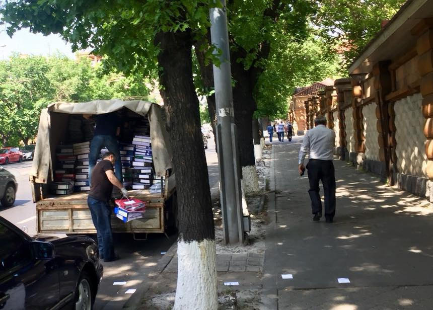 ​Саргсян “заметает следы”: свергнутый узурпатор Армении экстренно вывозит архивы из резиденции