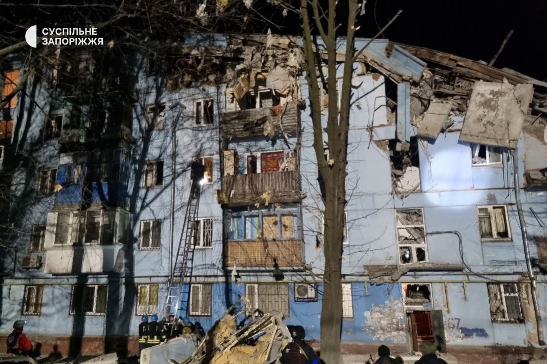 ​Минимум двое погибших: оккупанты снова нанесли удар по жилому дому в Запорожье – кадры