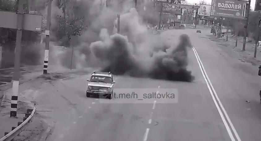 В Харькове оккупанты обстреляли проезжую часть во время движения транспорта – видео взрывов