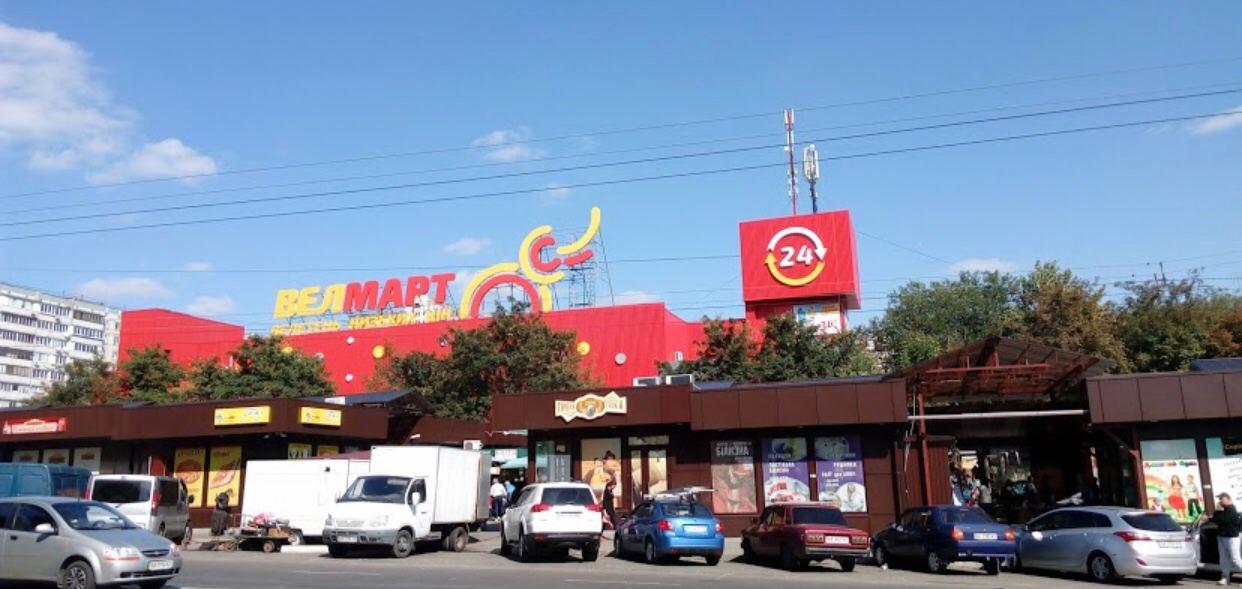 В Киеве мужчина с подозрительным пакетом угрожает взорвать магазин