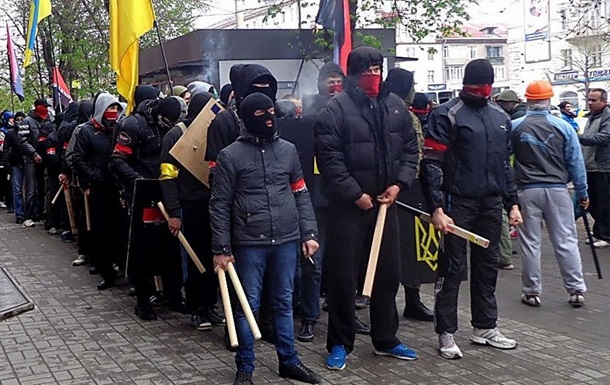 "Правый Сектор" объявил всеукраинскую мобилизацию, городские организации собирают людей на Киев