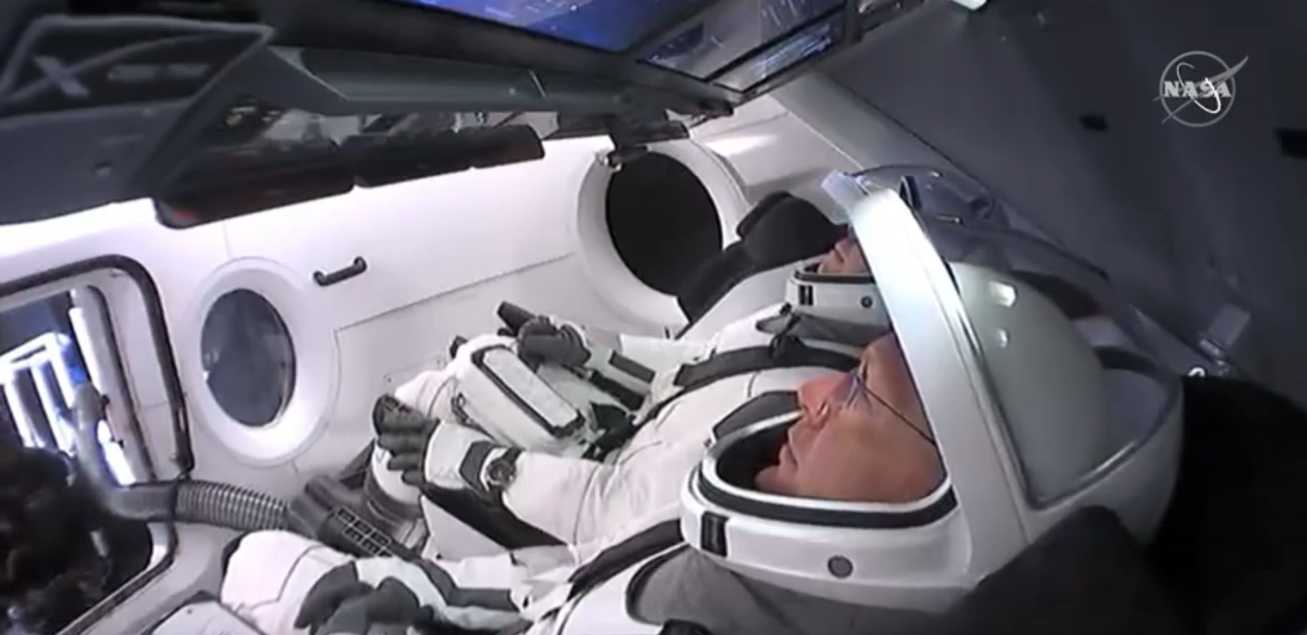Полет Crew Dragons в космос: появились фото астронавтов в приподнятом настроении