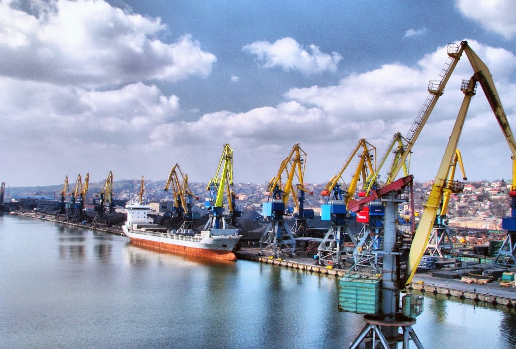 Мариупольский порт вместе с сотрудниками перееезжает в Бердянск