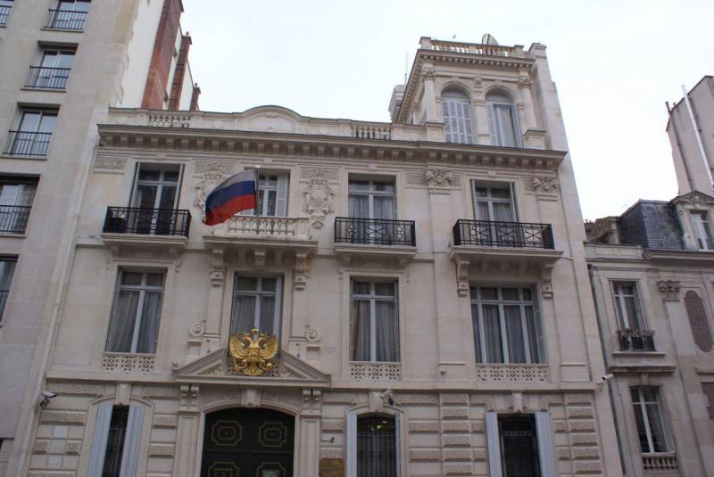 В Париже полиция оцепила здание посольства России из-за угрозы взрыва  