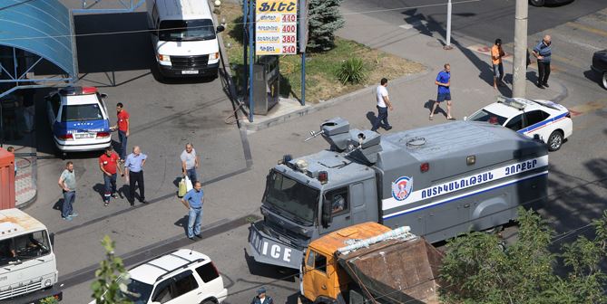 Вооруженное восстание в Армении: захватчики забаррикадировались в здании полиции Еревана. Выдвинуты требования