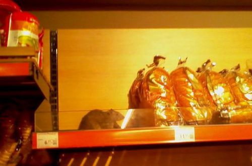 Суровый грызун в супермаркете Киева решил перекусить: умиляющие кадры набирают популярность в Сети