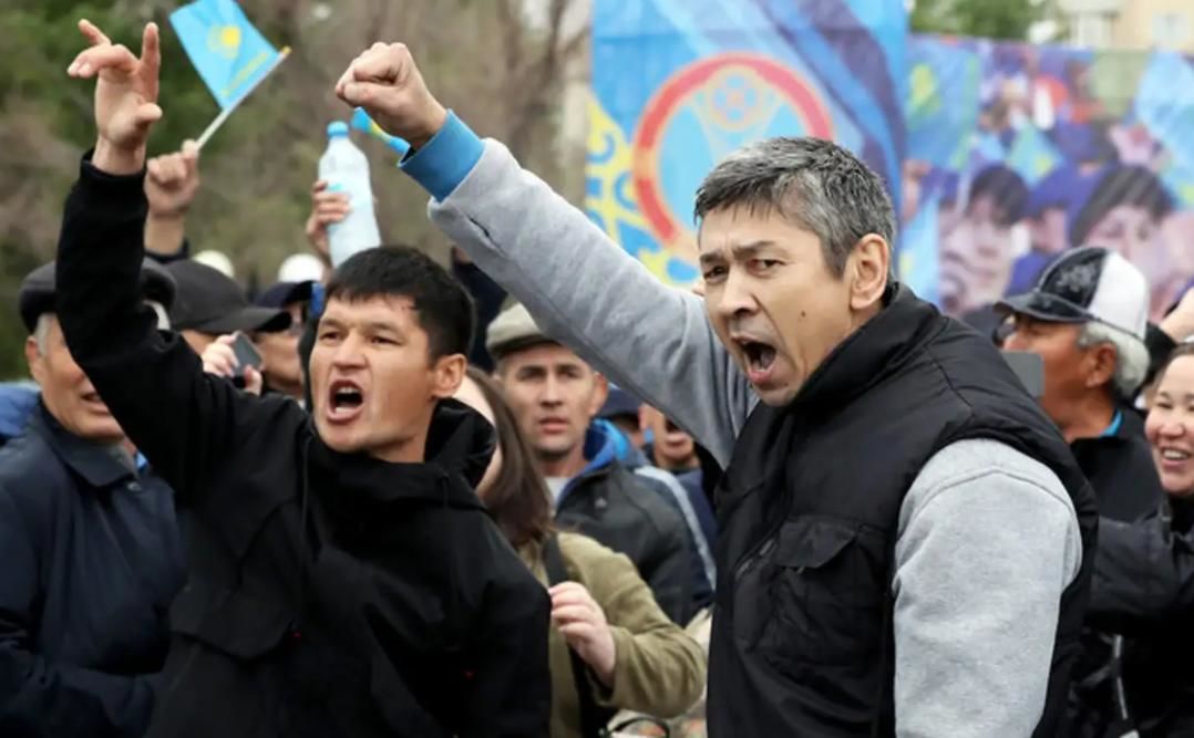 Протестующие в Алматы одержали новую победу над силовиками, отобрав спецсредства, дубинки и щиты