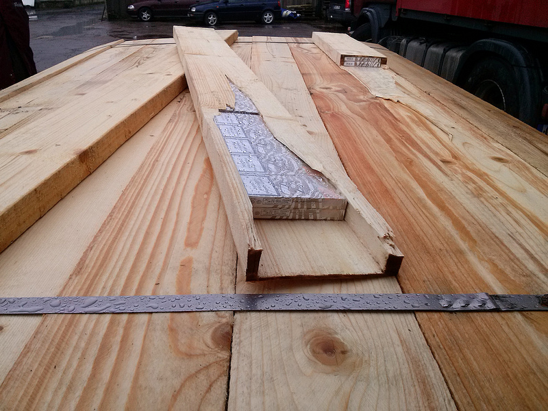 Пограничники обнаружили в нишах "Мерседеса" триста блоков сигаретной контрабанды