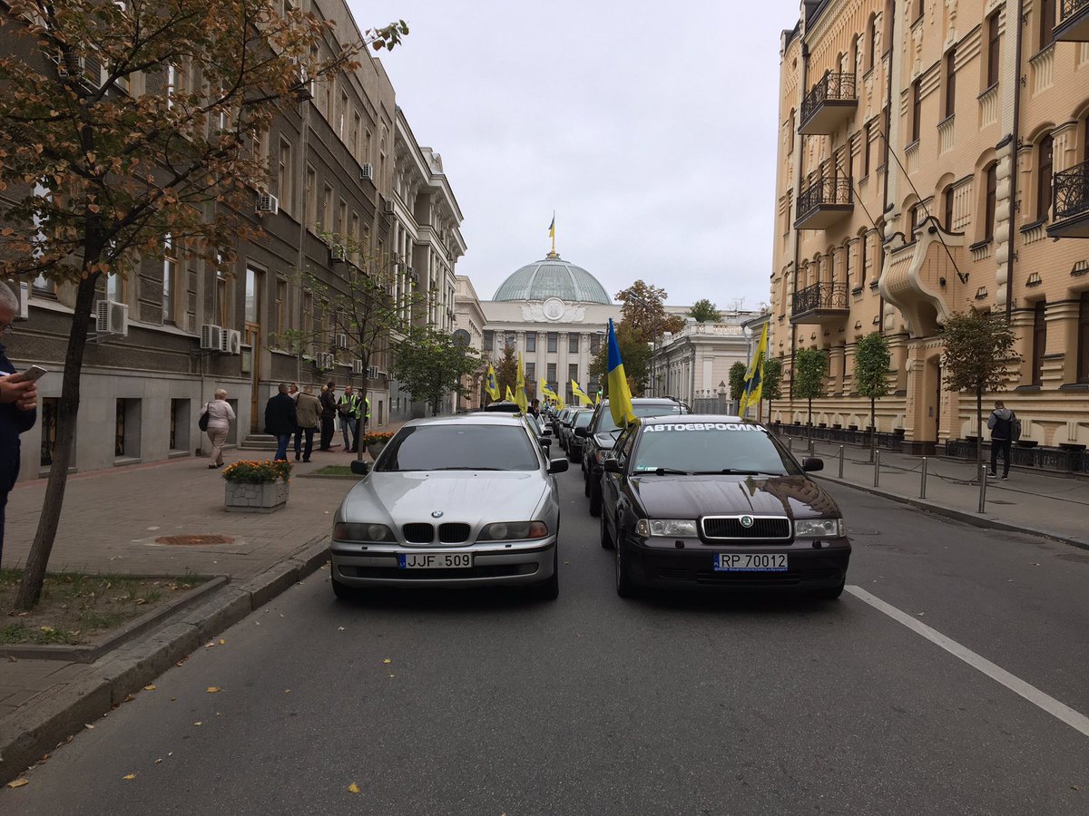 ​Центр Киева парализован: владельцы авто на еврономерах блокировали движение под Кабмином и Радой – кадры