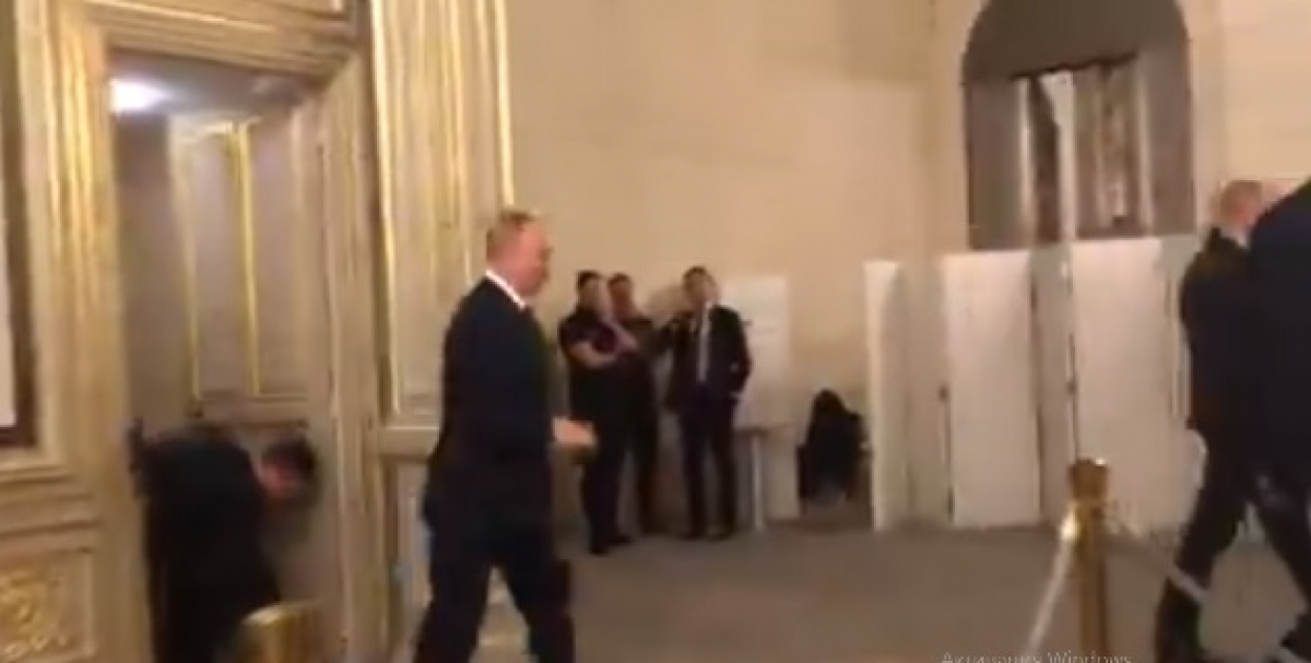 Журналист BBC показал сопровождение Путина в уборную и был немного шокирован
