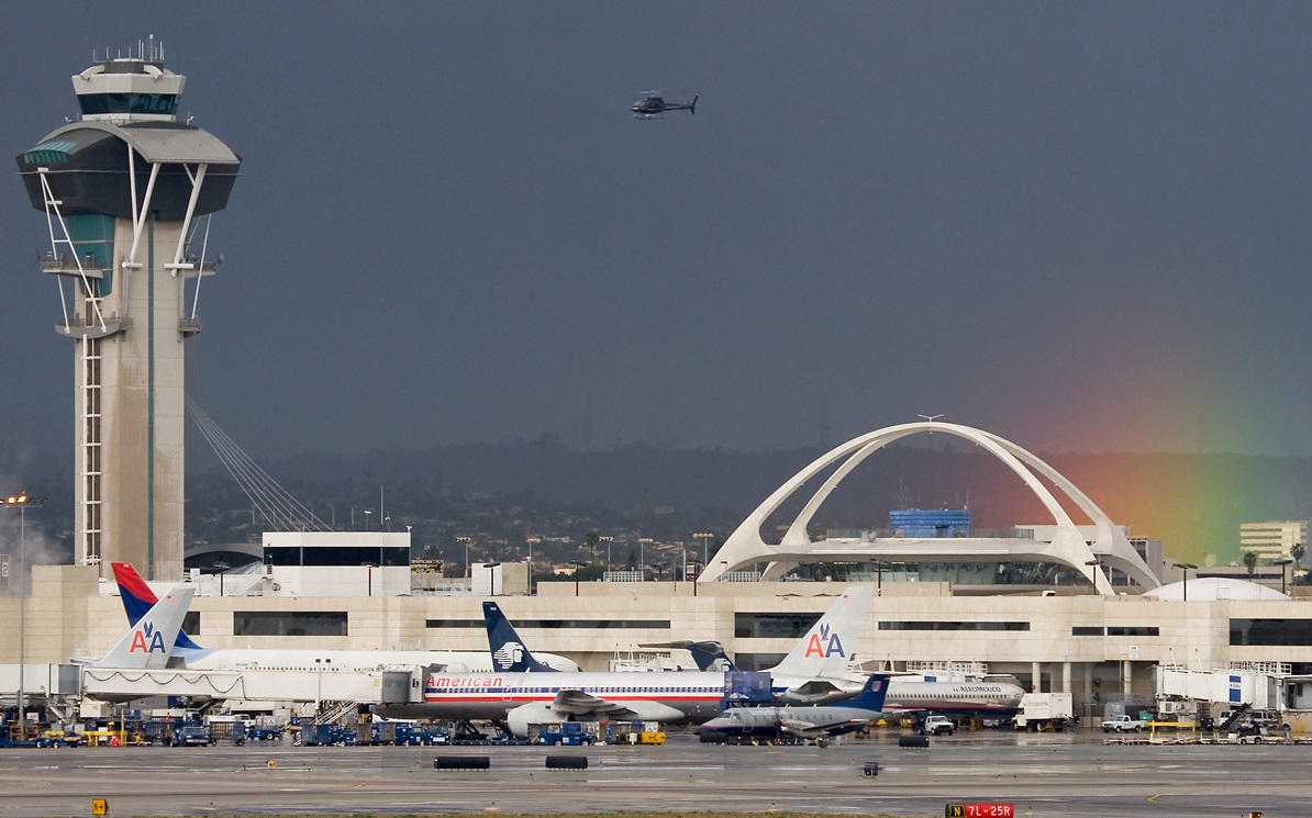 Перестрелка в аэропорту Лос-Анджелеса: полиция эвакуировала пассажиров, задержан вооруженный "Зорро"