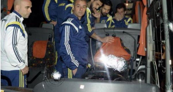 Автобус с футболистами "Фенербахче" подвергся обстрелу в Турции - ранен водитель. Фото и видео