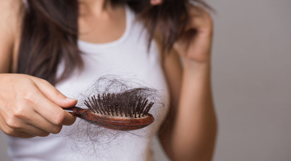 Почему после 50 лет выпадают волосы: причины и методы помощи
