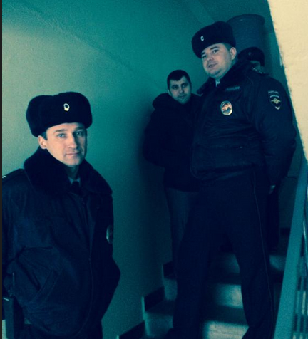 Навального на ступеньках подъезда стерегут четверо полицейских